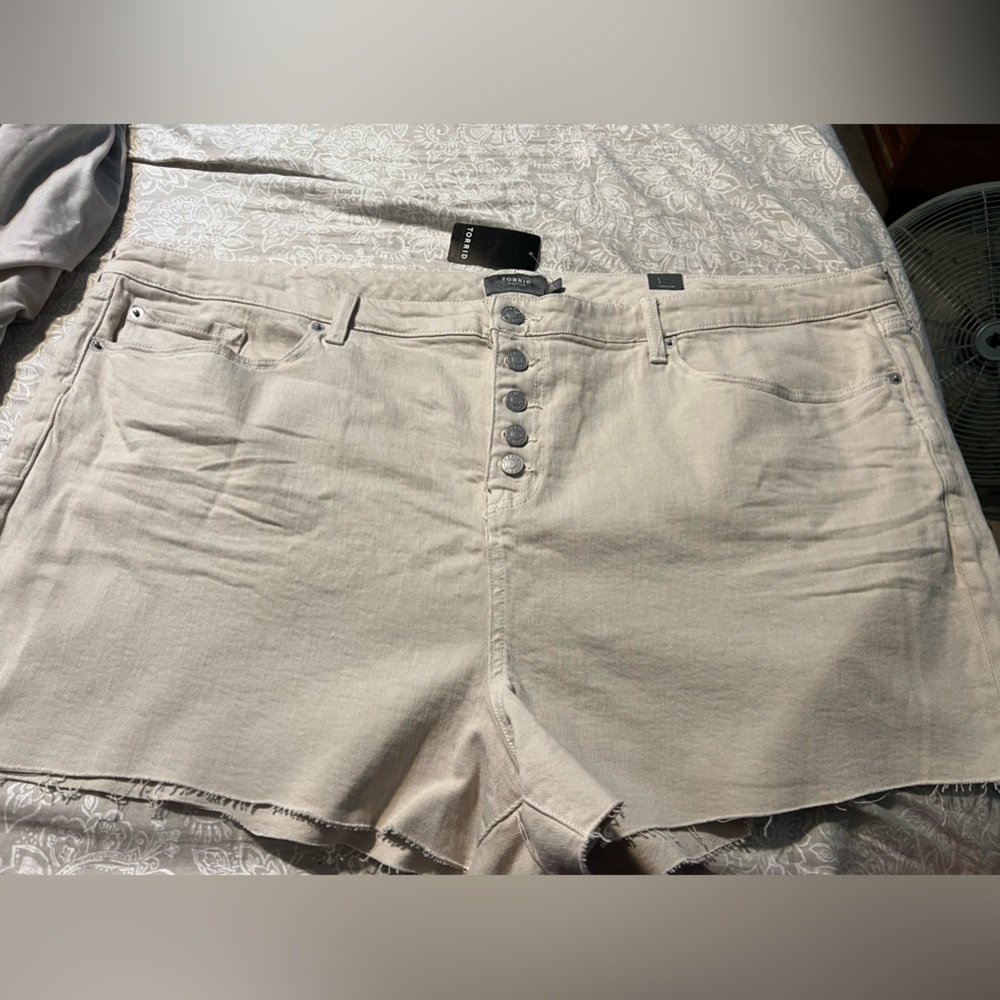TORRID SHORTS W/TAGS SIZE 26